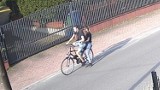 Poszukiwani sprawcy kradzieży roweru. Policja z Radomska prosi o pomoc