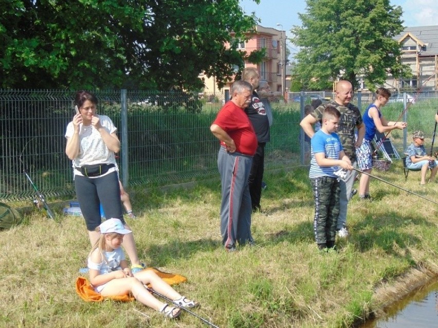 Młodzi wędkarze rywalizowali nad stawem w Rzgowie