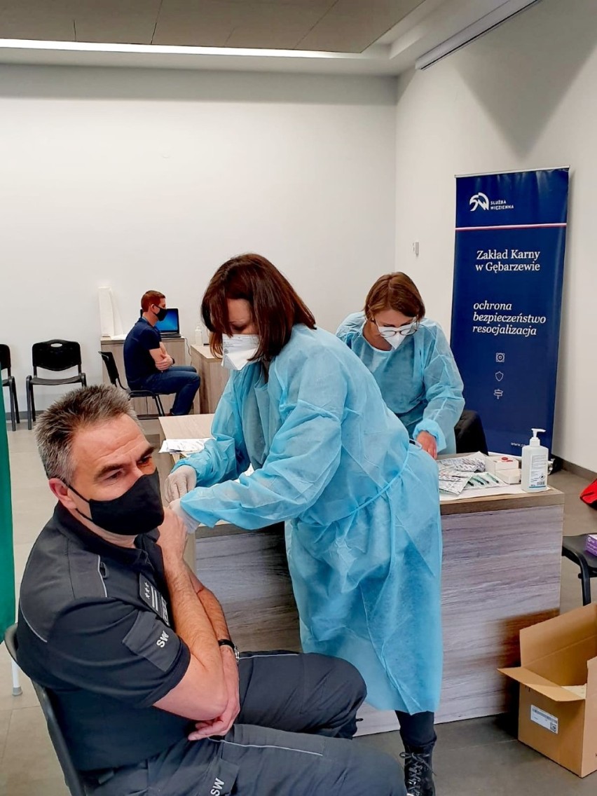 Funkcjonariusze z Gębarzewa szczepią się przeciwko COVID-19