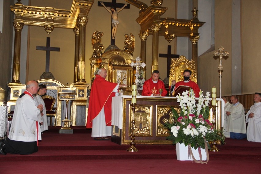 Odpust w parafii Podwyższenia św. Krzyża w Brzezinach. Była procesja i stragany z zabawkami