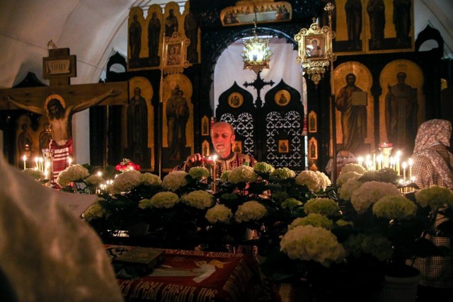 Główne nabożeństwo Wielkiej Nocy rozpoczęło się przed północą. Wierni uczestniczyli w procesji, trzykrotnie okrążając cerkiew. W tym czasie ze środka zniknął grób zmartwychwstałego Chrystusa