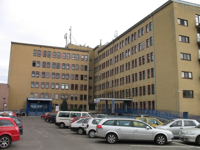 Budynek szpitala przy ul. Pyskowickiej w Tarnowskich górach nadal jest własnością powiatu. Radni nie zgodzili się go wnieść aportem do spółki