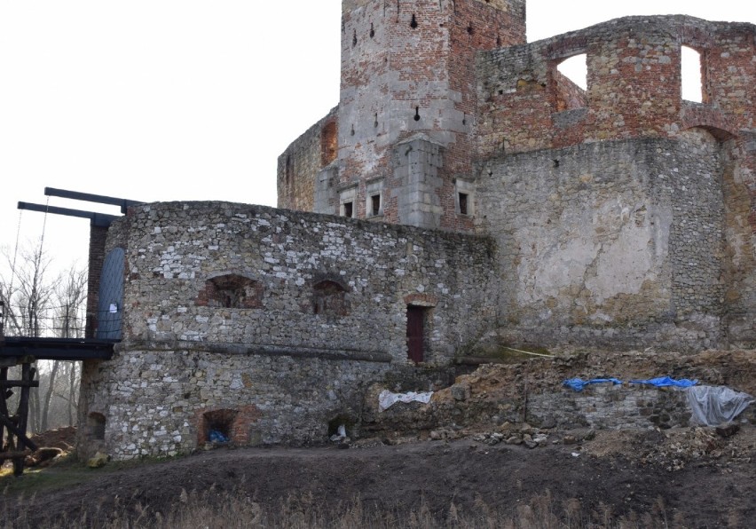 Trwa modernizacja części murów siewierskiego zamku