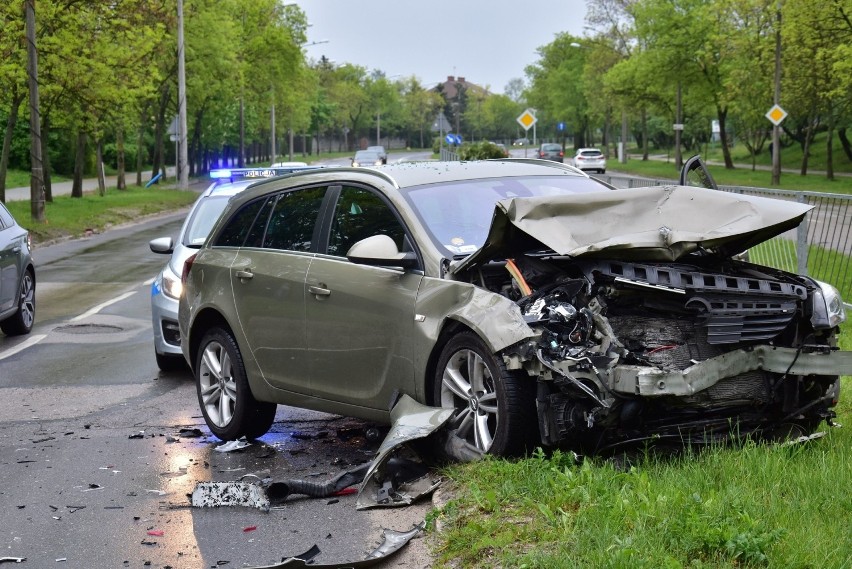 Groźne zderzenie na skrzyżowaniu przed przejściem dla pieszych w Kielcach. Trzy samochody zniszczone