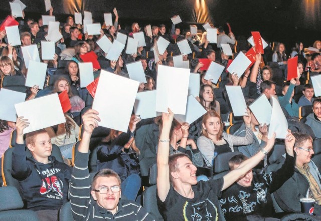 Po obejrzeniu filmu większość uczniów podniosła białe kartki. Uznali, że nauczyciel może wpłynąć na ich decyzje