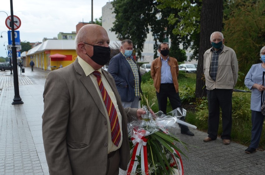 Głogów: Żołnierze WOT i ratownicy medyczni posadzili drzewka w parku. To tradycja imienin Jana z Głogowa. ZDJĘCIA/FILMY