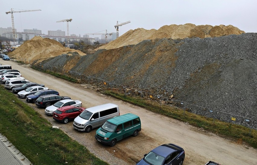 Kraków. Cogiteon rośnie. W wielkiej dziurze w ziemi pojawiają się ściany