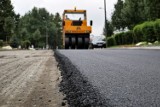 Ten kosmiczny asfalt w Jankach Małych ma wytrzymać pół wieku [WIDEO]