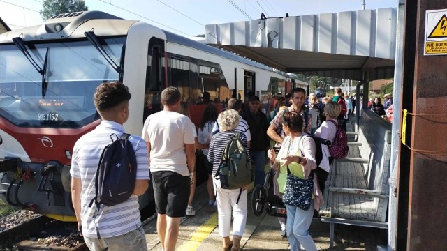 Turyści przyjeżdżający pociągami do Muszyny zastają smutny widok. Dworzec PKP zamknięty, bez toalety, kasy biletowej i poczekalni. Informacji brak
