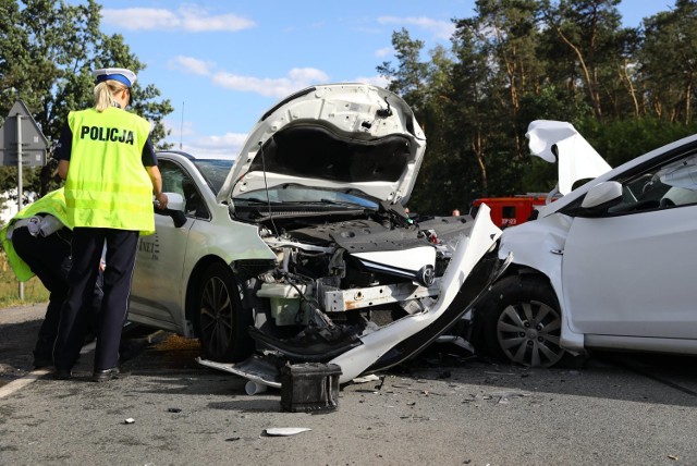 Wypadek w Kosowie na dk12 (gm. Moszczenica). Zderzyły się trzy samochody. Stara droga Piotrków - Łódź zablokowana