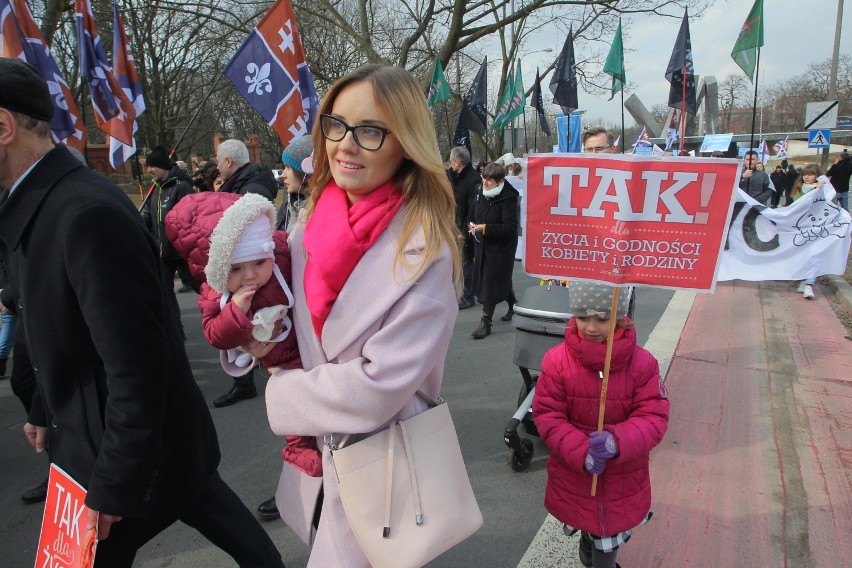 Biały Marsz przeszedł ulicami Poznania. Chcą jak najszybszych prac nad projektem "Zatrzymaj Aborcję" [ZDJĘCIA]