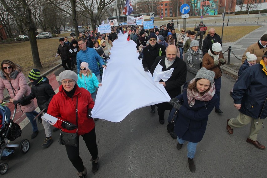 Biały Marsz przeszedł ulicami Poznania. Chcą jak najszybszych prac nad projektem "Zatrzymaj Aborcję" [ZDJĘCIA]