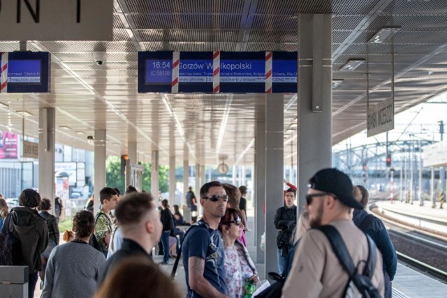 Na peronach w Gdańsku-Wrzeszczu po staremu - tablice systemu informacji pasażerskiej zamontowane w grudniu wciąż nie działają