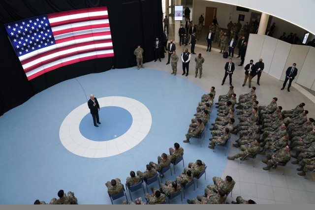 Prezydent USA Joe Biden przemawia do żołnierzy