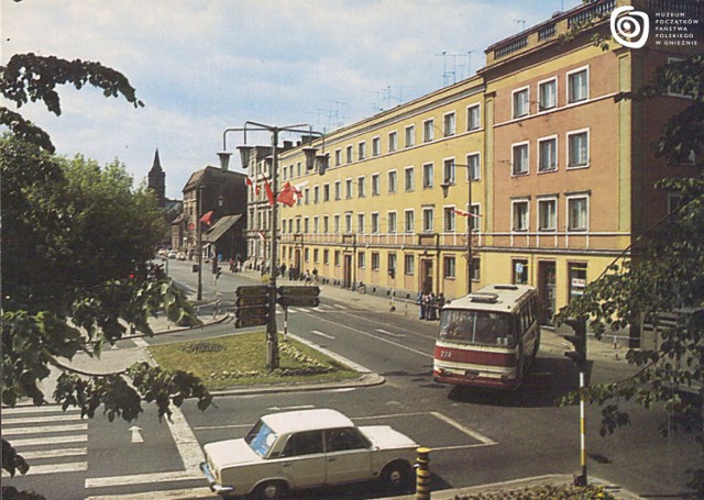 Blok na rogu ulic Chrobrego i Sobieskiego powstał w latach 50. XX w., w miejscu kamienic zbombardowanych w 1939 r. W głębi, na rogu ulic Chrobrego i Sienkiewicza, nieistniejący już, rozebrany w połowie lat 80. XX w. parterowy dom, mieszczący wówczas warsztat ładujący syfony z wodą sodową. Pocztówka z 1978 r. wydana przez Krajową Agencję Wydawniczą, ze zdjęciem Andrzeja Voellnagela.