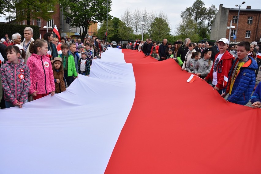 Obchody 228 Rocznicy Uchwalenia Konstytucji 3 Maja w Oświęcimiu. Była wielka biało-czerwona flaga