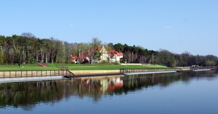 Pensjonat Słoneczko stoi nad brzegiem jeziora