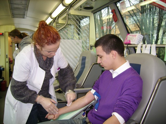 Uczniowie V LO oddawali krew w specjalnym ambulansie