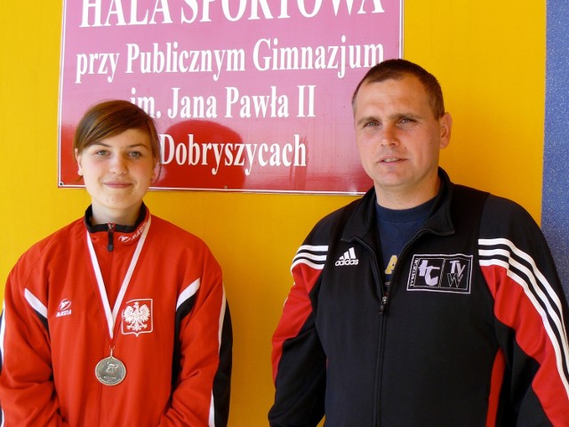 15-letnia Dorota Kubica  ze swym trenerem Sebastianem Ołubkiem