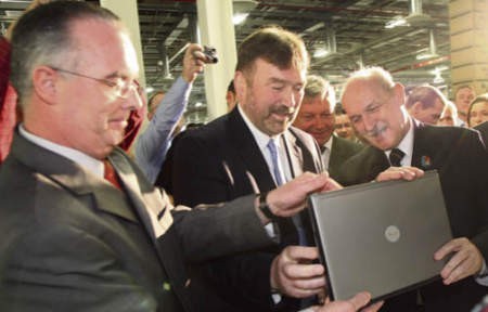 Pierwszy laptop, który zjechał z taśmy w łódzkiej fabryce Della, trafił wprost do rąk prezydenta Jerzego Kropiwnickiego