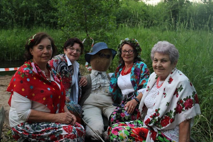 Noc kupały w Sobolewie (gm. Suwałki). Występy zespołów ludowych i puszczanie wianków na wodę [Zdjęcia]