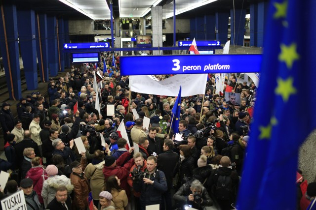 Tłumy na Dworcu Centralnym! Przyjazd Donalda Tuska poruszył Warszawę [ZDJĘCIA]