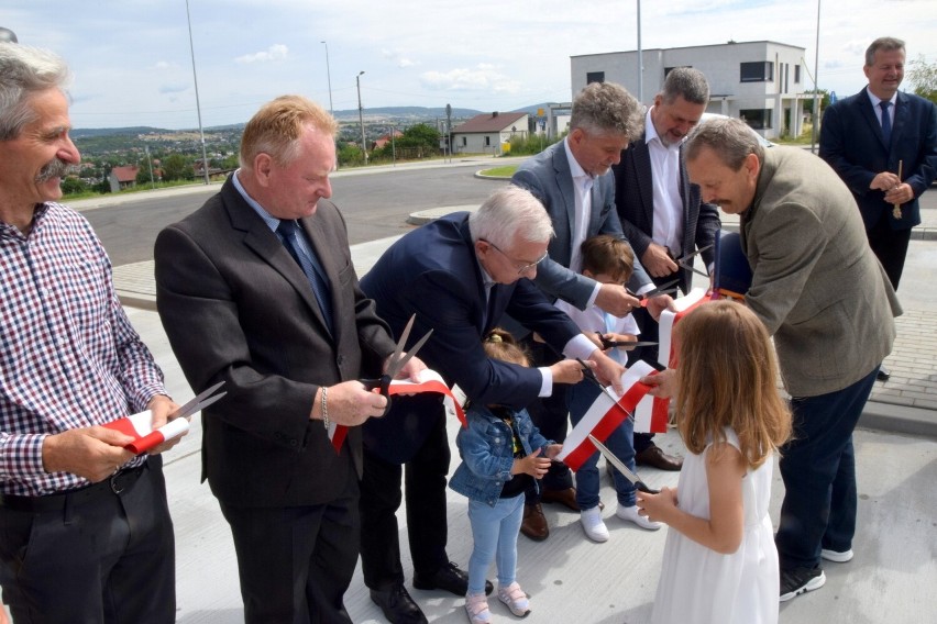 W uroczystym przecięciu wstęgi uczestniczyli...