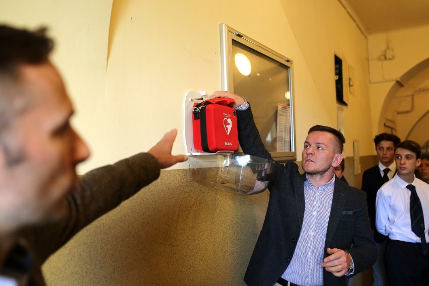 Pierwszy defibrylator AED pojawił się w krakowskiej szkole [ZDJĘCIA]
