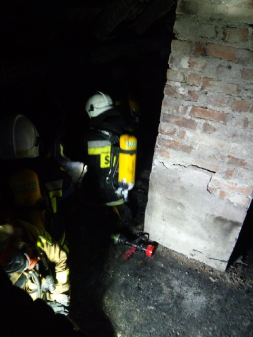 Warszkowo: Groźny pożar na poddaszu, w akcji 8 wozów strażackich 