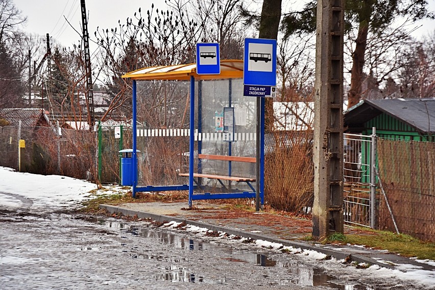 Gorlice. Walczymy o połączenia kolejowe, ale obsługa pasażerów tych, już istniejących kuleje. Nie ma poczekalni ani dostępu do toalety