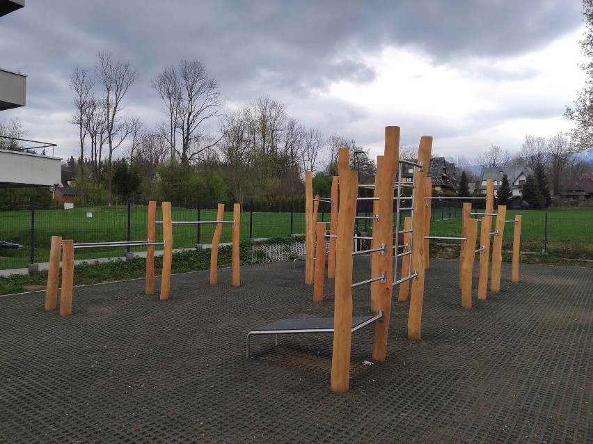 Zakopane. Nowy plac zabaw na Równi Krupowej nie jest gotowy. Tymczasem już bawiły się tam dzieci [ZDJĘCIA] 