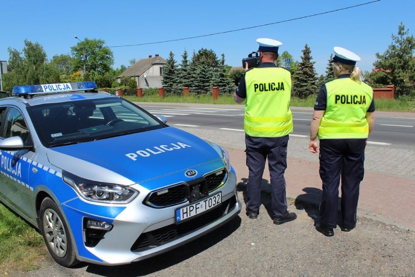 Policjanci z kilku komend kontrolowali Wieluń. 60 mandatów, zatrzymane dowody i prawo jazdy, a także nietrzeźwy kierowca