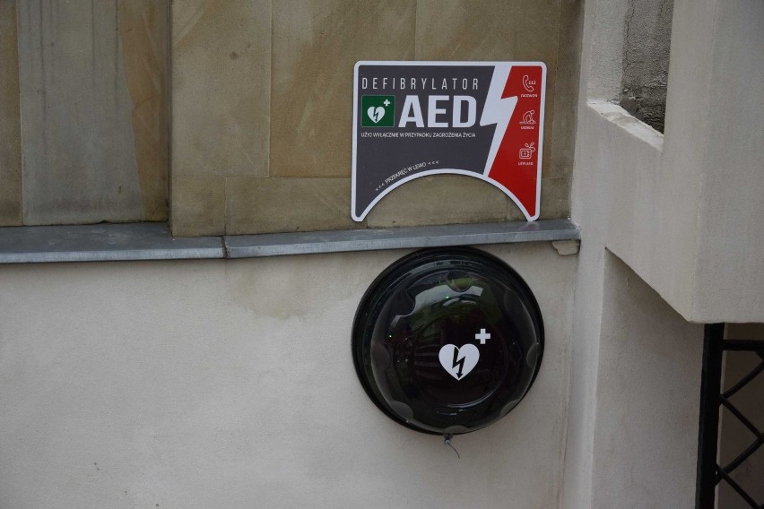 Jeden z defibrylatorów AED zamontowany na ścianie budynku...