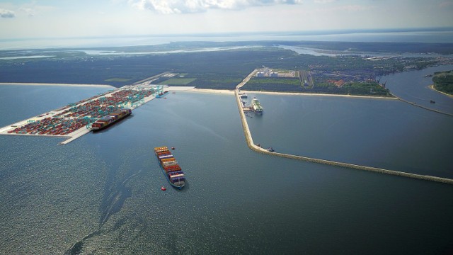 Głębokowodny terminal kontenerowy w Świnoujściu będzie mógł obsługiwać do 2 mln TEU rocznie. Trwa przetarg na jego realizację i obsługę.
