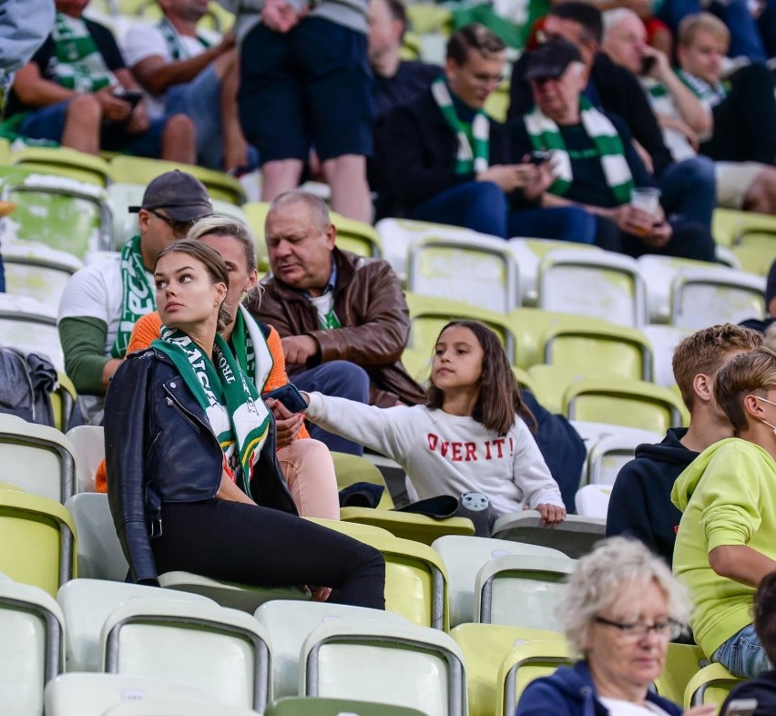Piłkarze Lechii Gdańsk mają urocze fanki. One też ściskają kciuki za biało-zielonych i czekają na powrót na stadiony [GALERIA]
