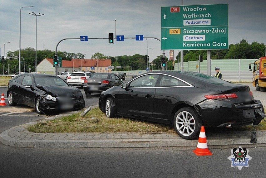 Wypadek na rondzie Tesco w Szczawnie - Zdroju przy zjeździe...