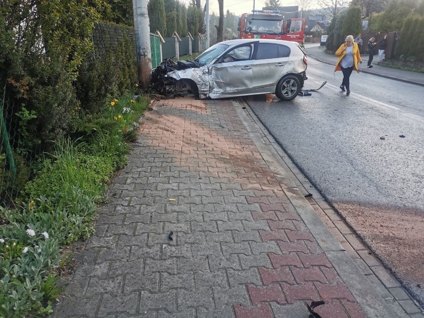 Nowy Targ. Kierowca skasował w wypadku kilka ogrodzeń i własne BMW. Miał szczęście, że nikogo nie potrącił 