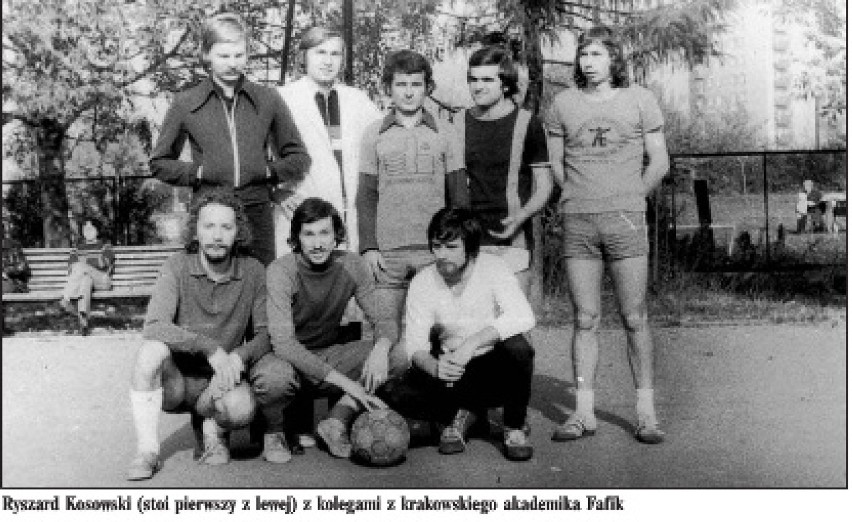 Ryszard Kosowski (pierwszy u góry z lewej) z kolegami z...