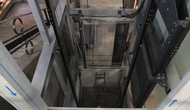 W klatce schodowej ratusza zaczęła działać nowoczesna winda.