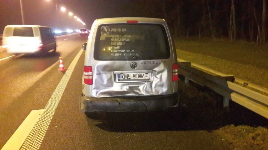 Policjanci informację o zdarzeniu drogowym na autostradzie...