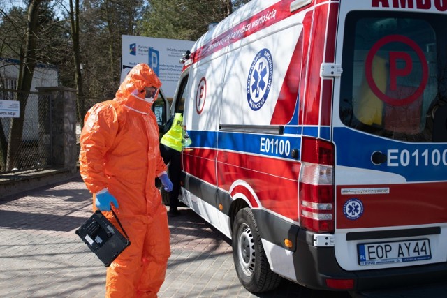 Już około stu osób w regionie łódzkim dostało nakazy pracy przy epidemii. Ale ani to, ani dodatkowe pieniądze nie są w stanie zapewnić wystarczającej liczby osób do pracy. Tak jest  w Domu Pomocy Społecznej  w Drzewicy (powiat opoczyński), gdzie nakładając nakaz na sześć pielęgniarek, udało się zatrudnić trzy.

CZYTAJ DALEJ NA NASTĘPNYM SLAJDZIE