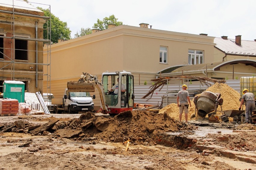 Przebudowa zabytkowej kamienicy przy ul. Kościuszki 26 w Kraśniku. Zobacz zdjęcia z przebiegu prac