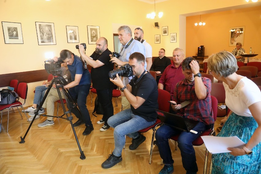 Nowy biskup legnicki Andrzej Siemieniewski spotkał się z dziennikarzami