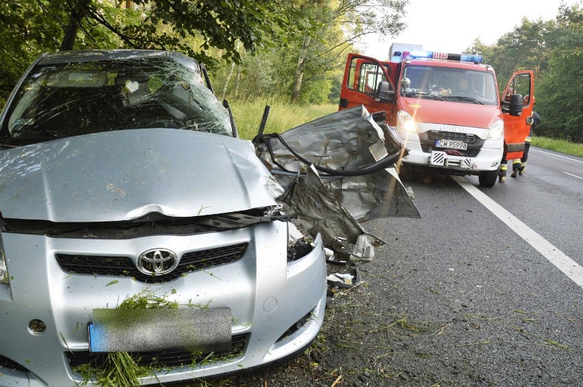 Wypadek na drodze Włocławek - Kowal. Trzy osoby trafiły do szpitala [wideo, zdjęcia]