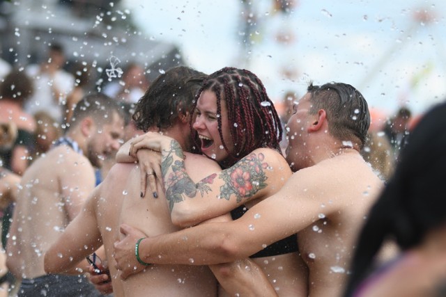 Błoto to jeden z elementów, które wyróżniają Pol'and'Rock Festiwal (wcześniej Przystanek Woodstock) na tle innych ogromnych festiwali.

Szalone kąpiele przy Dużej Scenie to już festiwalowa tradycja. Zobacz, jak uczestnicy jubileuszowego, 25. Pol'and'Rock Festiwalu, taplali się w błocie. Zabawy było co niemiara. Kąpiele błotne to już festiwalowa tradycja. Szczególne w upalne dni cieszą się one ogromną popularnością.  

W 2020 r. Pol'and'Rock Festiwal odbywa się w internecie, więc woodsrockowych kąpieli na festiwalowej łące w Kostrzynie nie będzie. Dlatego powspominajmy, jak wyglądały one przed rokiem. Ależ to była zabawa! Zobaczcie sami.

Zobacz też wideo: Rozpoczęcie Pol'and'Rock Festiwalu 2019
