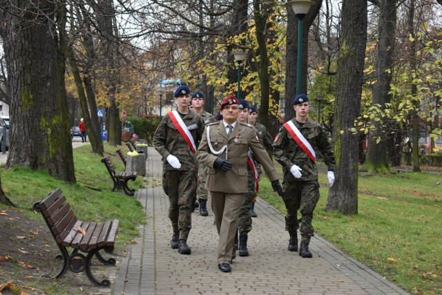 Na maszcie w olkuskim parku podniesiono flagę narodową