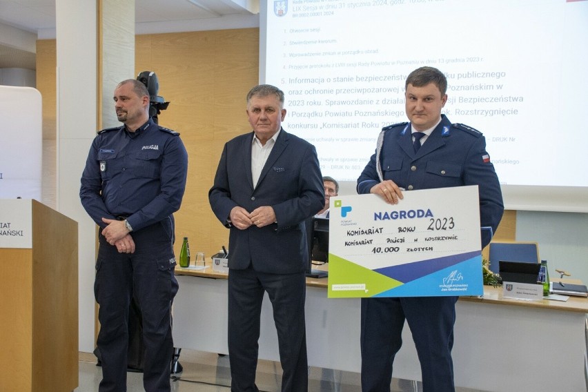 Nagrodę za pierwsze miejsce 30 tys. zł otrzymali policjanci...