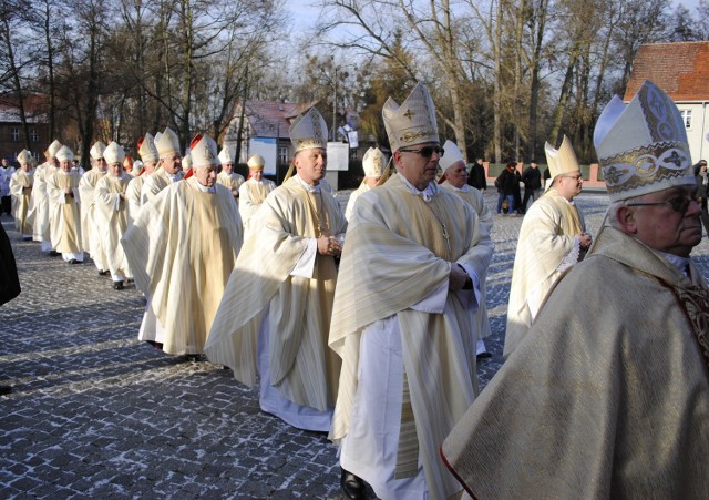 Biskupi w mitrach podczas sobotniego ingresu bpa pelplińskiego ks. Ryszarda Kasyny