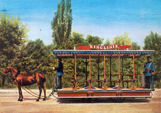 Tramwaj konny. Na ulicach Wrocławia takie tramwaje pojawiły się w 1877 roku. W momencie uruchomienia komunikacji konnej nie sądzono, że przeobrażenia w stronę komunikacji elektrycznej pójdą tak prędko.

Czytaj więcej:tramwaje konne wrocław