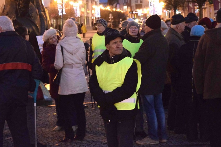 Słuchacze UTW w Malborku świecili przykładem na placu Jagiellończyka